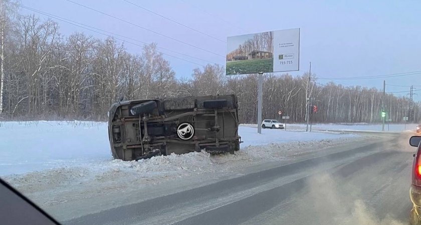 В Пензе на повороте на улицу Мира перевернулся грузовик 
