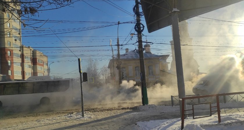 В Пензе перекресток Калинина-Чкалова заволокло паром из-за аварии 