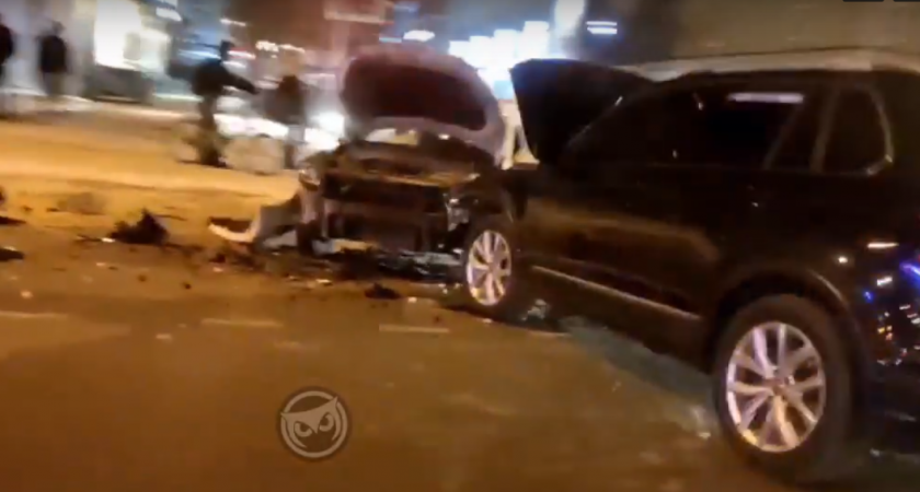 Вечером две иномарки разбили «морды» в центре Пензы 