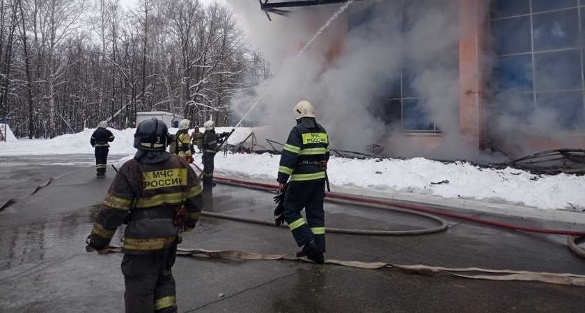 При пожаре в торговом центре в Кузнецке спасли 4 человек, еще 60 эвакуировали 