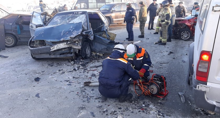 Пензенские спасатели вытаскивали зажатых пассажиров в массовом ДТП на мосту 
