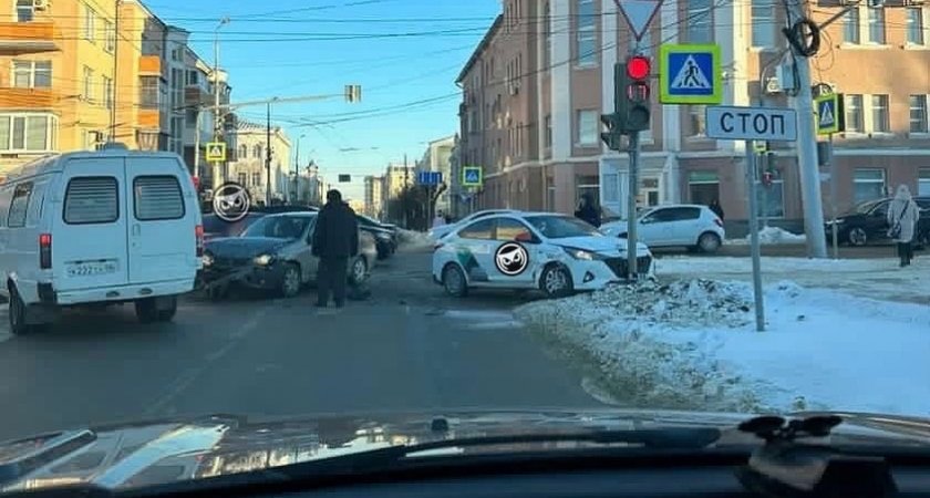 В Пензе на перекрестке улиц Горького и Володарского произошло жесткое ДТП