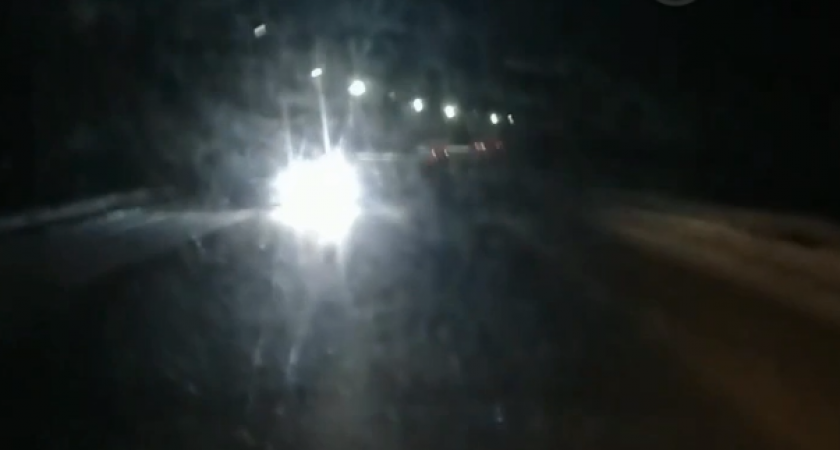 На видео попал массовый сбой фонарей на дороге в Ахунах 