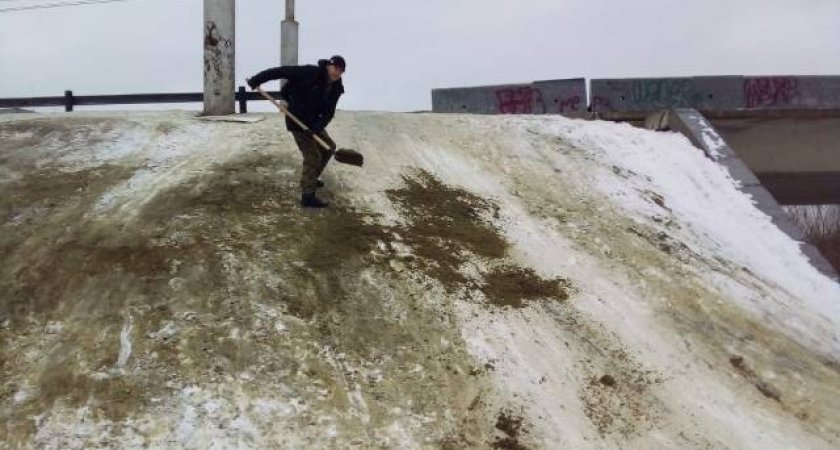Накатанную пензенцами горку на Беляевском путепроводе засыпали песком