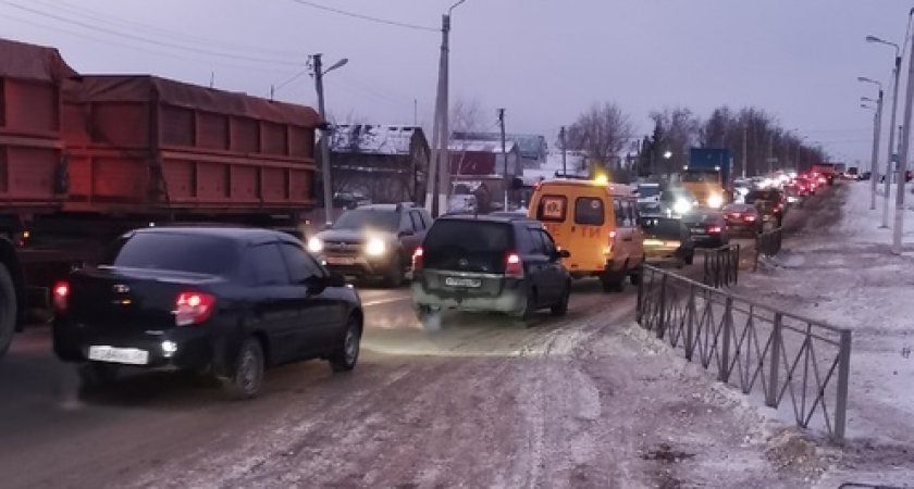 В Бессоновке образовалась огромная пробка из-за ДТП
