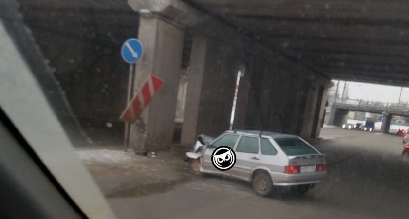 Авто врезался в опору моста на улице Сурской в Пензе