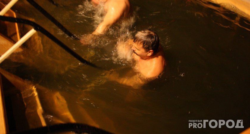 Пензенцам объяснили, почему детей опасно погружать в прорубь 