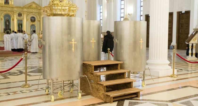 Митрополит Серафим освятил воду в Спасском кафедральном соборе в крещенский сочельник 