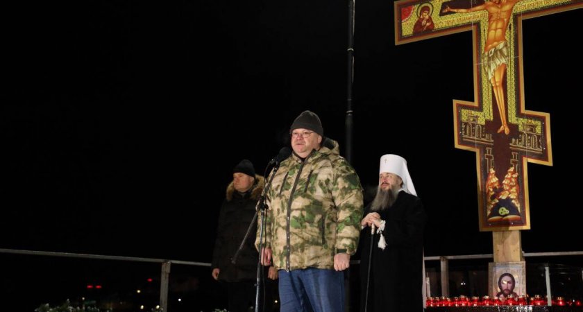 Ночью Олег Мельниченко посетил крещенскую купель на пляже ГПЗ-24