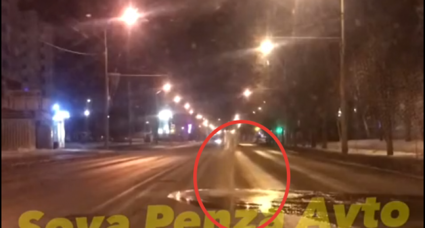 В Пензе на Суворова из-под асфальта забил фонтан