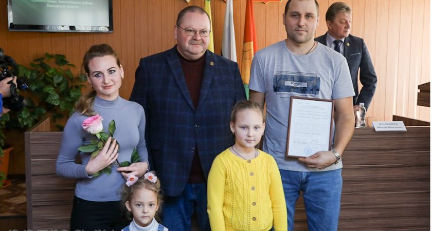 Пензенский губернатор вручил жителям Земетчинского района сертификаты на жилье 