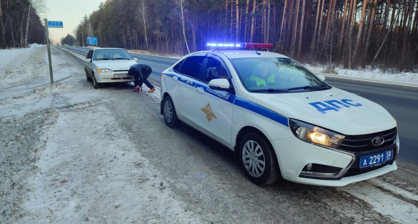 Сотрудники УГИБДД в Пензенской области помогли водител. легковушки с лопнувшим патрубком