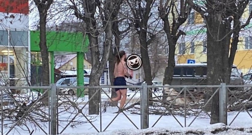 Прохожие заметили в Арбеково "жаркого" парня на пробежке 