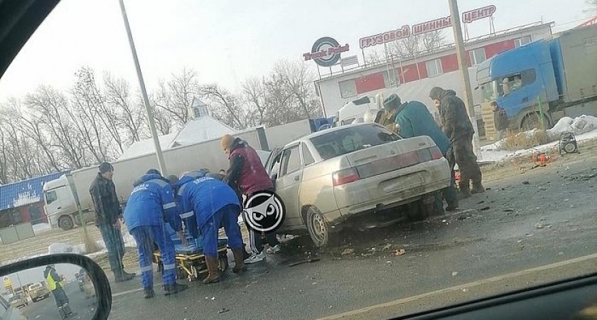 Медики и сотрудники МЧС на место жесткого ДТП на трассе М-5 в Пензенской области
