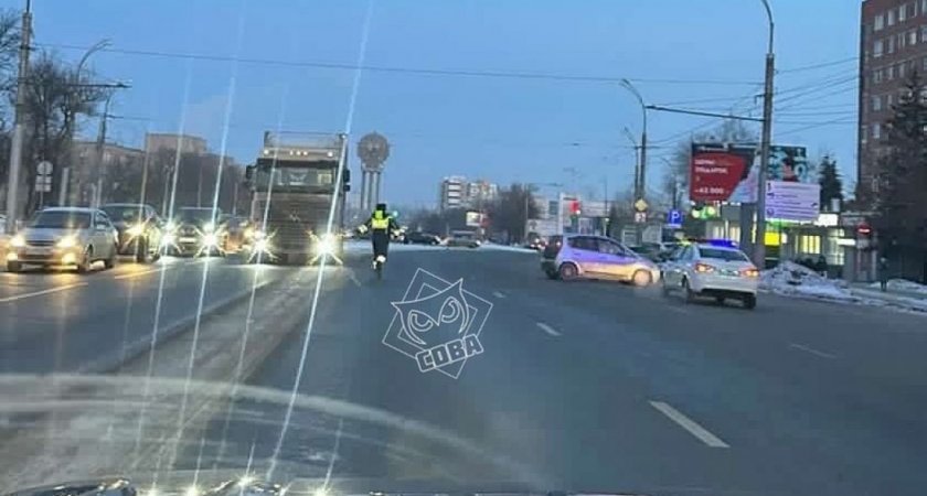 В Пензе сотрудники ГИБДД ликвидируют последствия ДТП на проспекте Победы