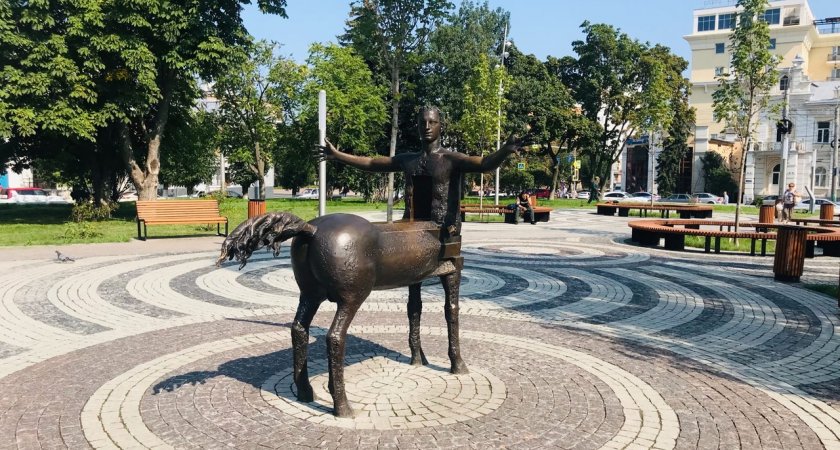 Снова: пензячка попросила убрать кентавра с Фонтанной площади