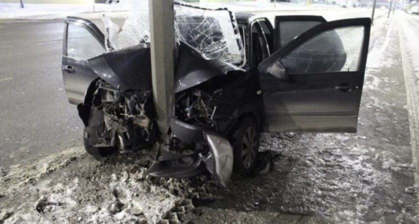 В Пензе ночью женщина на иномарке влетела в столб, водитель и пассажир в больнице