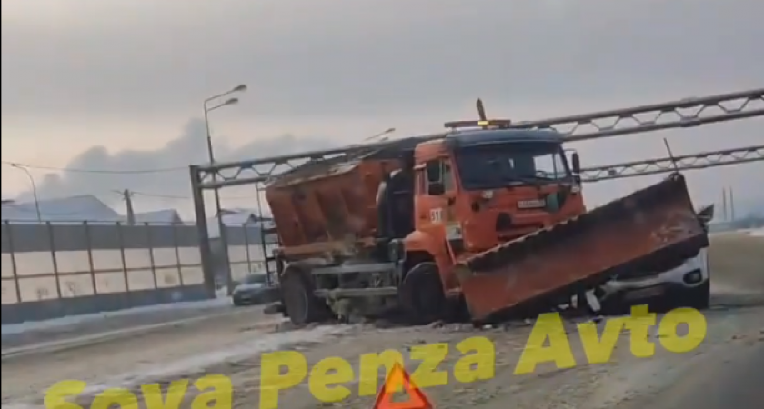 В Пензе на Севере белая легковушка залетела под ковш снегоуборочной машины 