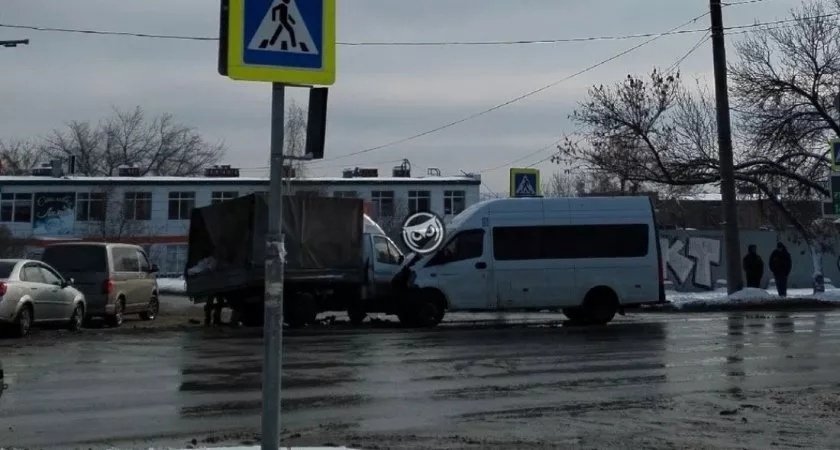 В Пензе в аварии с "Газелью" и маршруткой пострадали три женщины