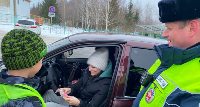 В Пензе госавтоинспекторы водителям раздавали сладкие валентинки 