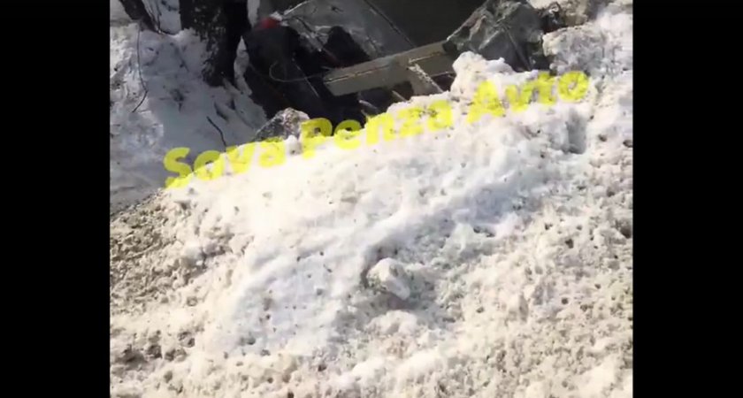 В Пензенской области машина слетела с моста - видео 