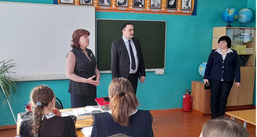 Министр образования Пензы посетил сельскую школу после ремонта 