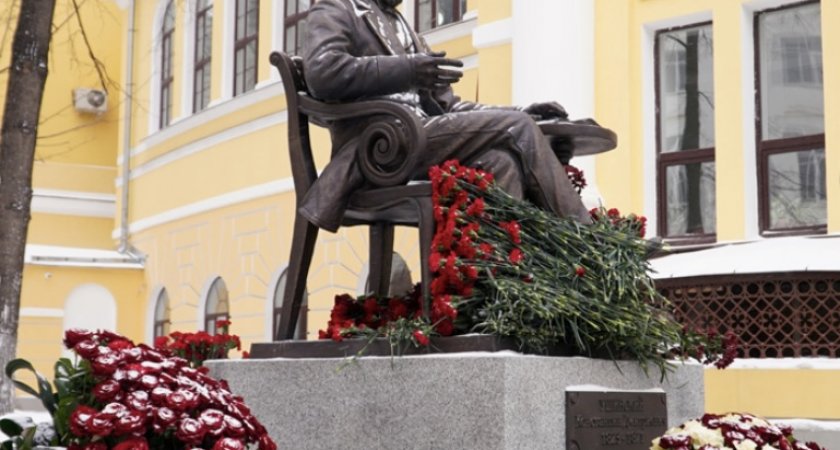 В Пензе около МПГУ установили памятник в честь 200-летия педагога