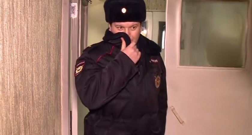 Пензенский полицейский спас инвалида, который лежал на полу в охваченной пламенем квартире