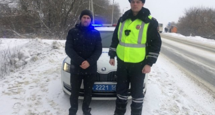 Пензенские сотрудники ДПС помогли беременной девушке добраться до роддома