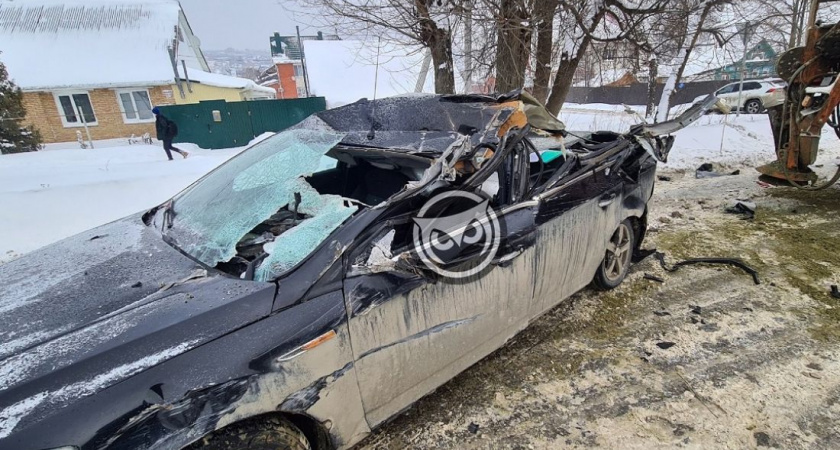 В Пензе на улице Мереняшева КАМАЗ оторвал крышу легковому автомобилю
