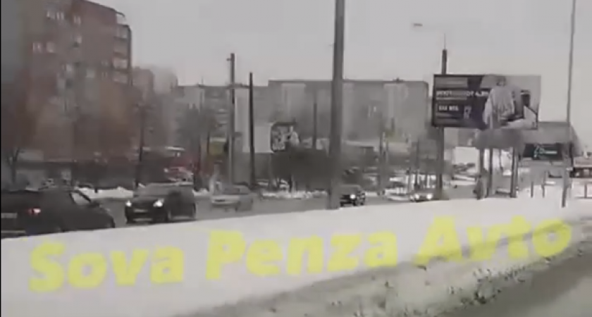 В Пензе легковушка проехалась по встречной полосе на проспекте Строителей