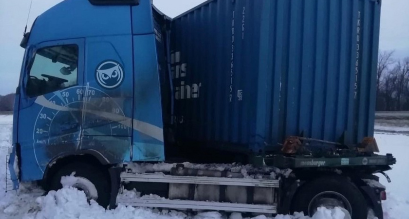 В Каменке фура улетела с трассы