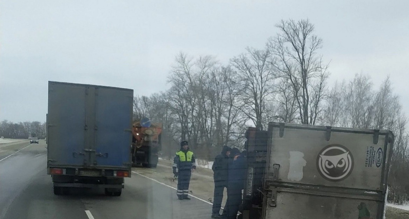 На трассе М5 опрокинулась Газель 