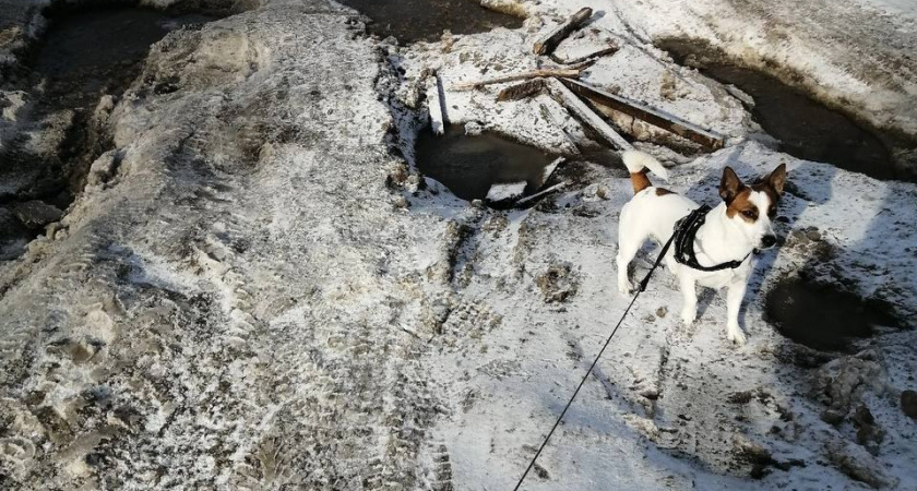 Застрявшую скорую вытаскивали жители улицы Фурманова 