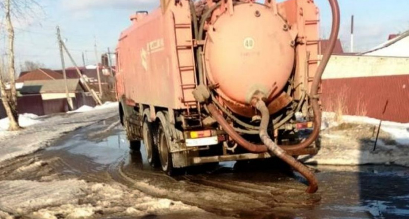 В Пензе откачивают воду с подтопленных дорог