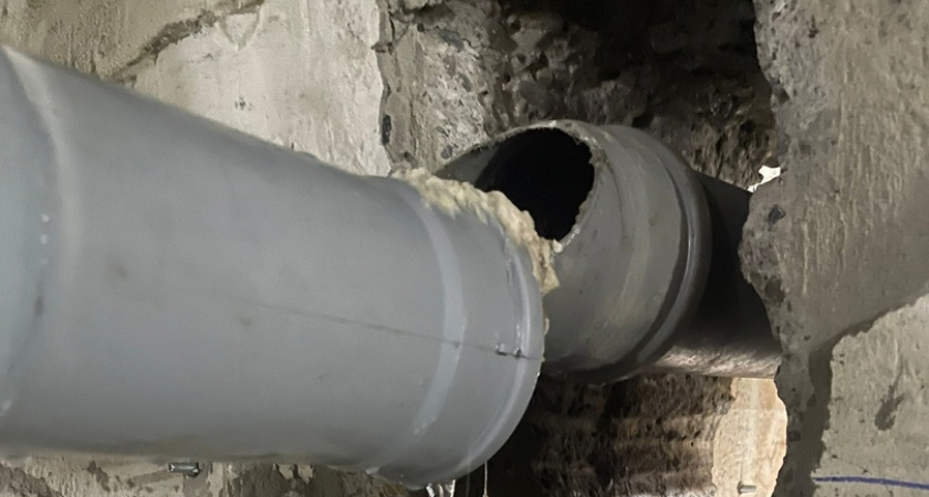 Жильцы дома на улице Попова пожаловались на некачественный ремонт канализации