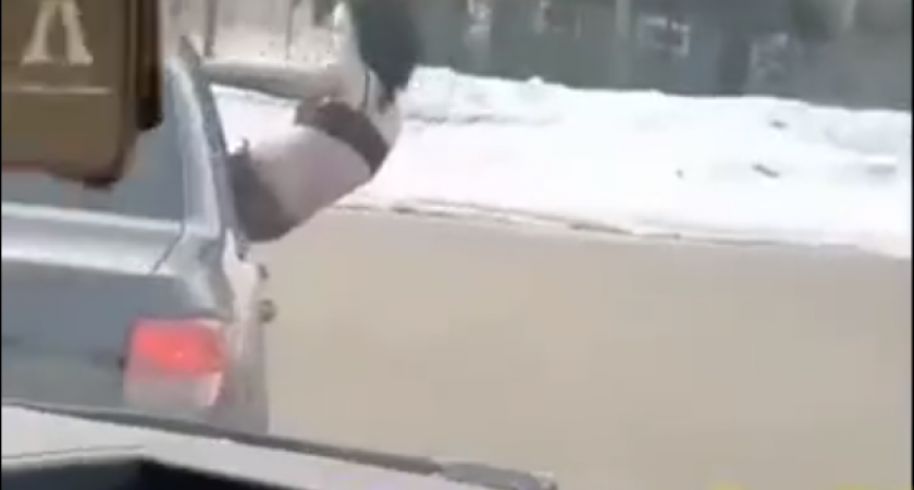 В соцсетях появилось видео, где полуголая пензячка вылезла из окна авто во время движения