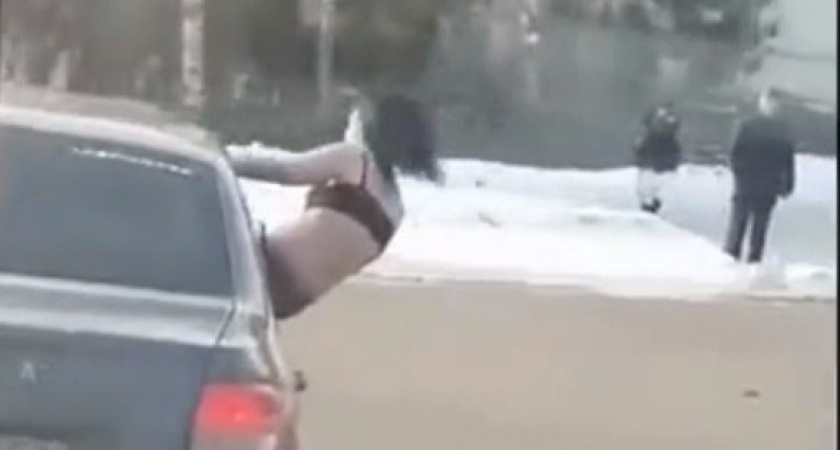 Пензенские госавтоинспекторы оштрафовали водителя авто, из окна которого вылезла девушка