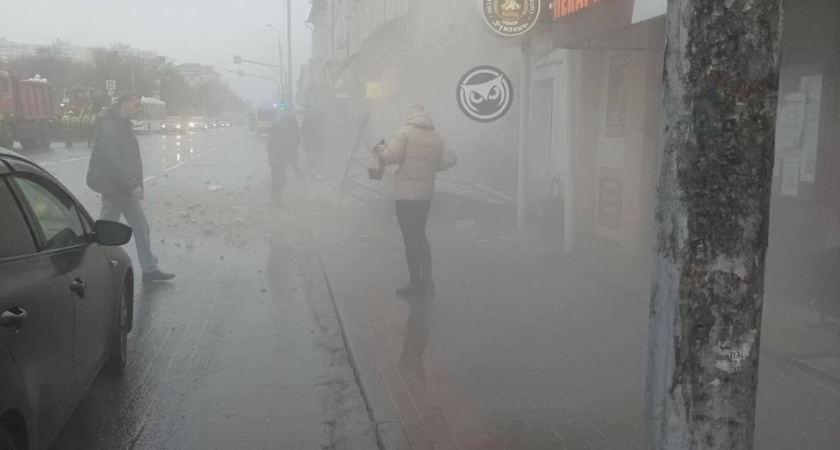 В Пензе с здания на улице Бакунина рядом с ТЦ упала кирпичная кладка 