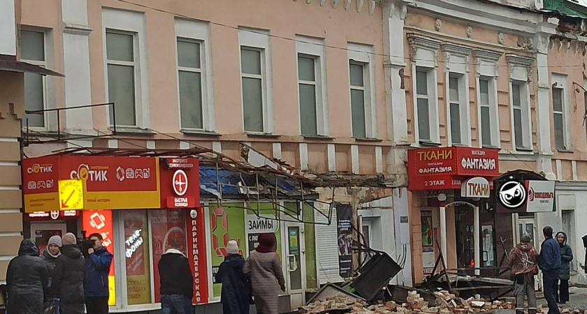 При обрушении стены у ТЦ на улице Бакунина в Пензе пострадали две женщины 