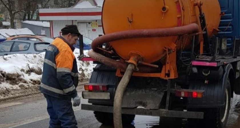 На дорогах в Пензе коммунальщики проводят работы по ликвидации подтоплений