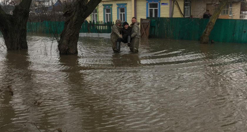 Пензенские спасатели на руках вынесли мужчину из затопленного дома 