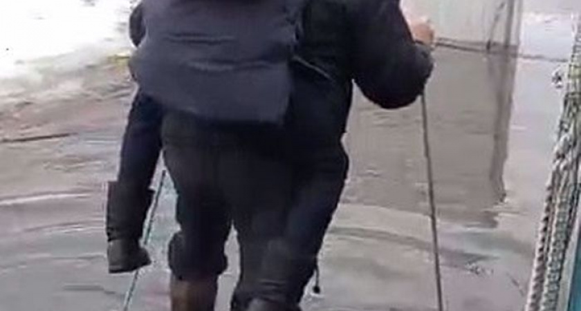 В Шемышейке из-за паводка ребенок добирался в школу верхом на дедушке