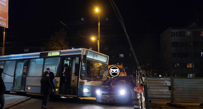 В Пензе около ТЦ «Фортуна» столкнулись автобус и иномарка 