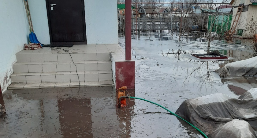 В селе Бессоновка после прорыва плотины затопило дом