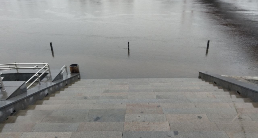 В Пензе 17 марта под воду ушла часть набережной Суры