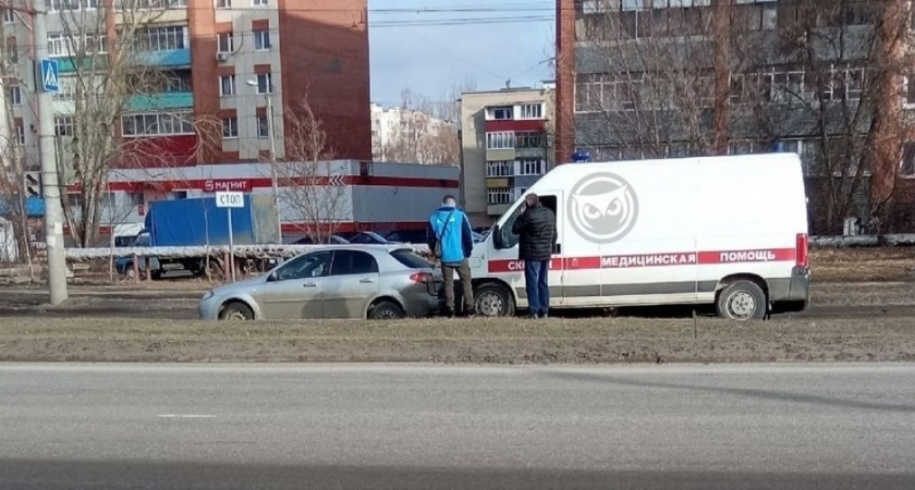 В Пензе на улице Чаадаева столкнулись автомобиль скорой и легковушка