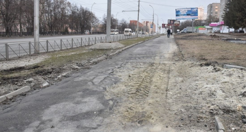 Александр Басенко потребовал отремонтировать тротуар на проспекте Победы