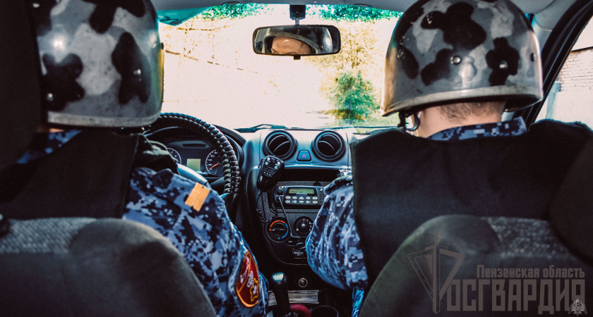 В Пензе росгвардейцы помогли пассажирам микроавтобуса, который попал в ДТП