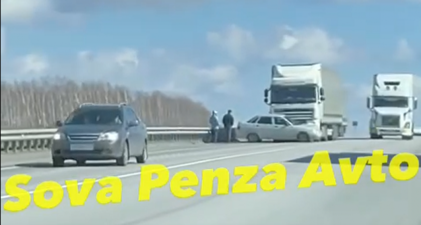 На трассе под Пензой под фуру залетела легковушка 